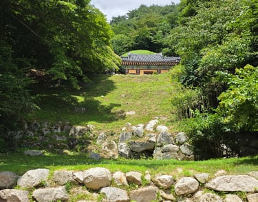 First view of building housing the Sakyamuni Buddha statue
