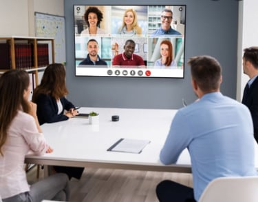 Jovens lĂderes utilizando ferramentas digitais para colaboração remota
