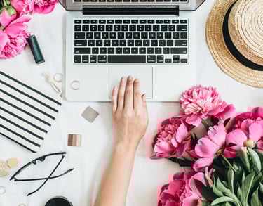 photo d'un clavier d'ordinateur portable avec une main dessus