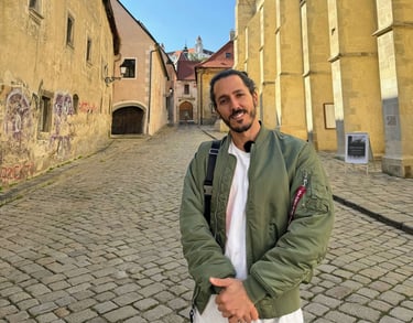 Turista paseando por una calle histórica del centro de Bratislava, Eslovaquia, con arquitectura anti