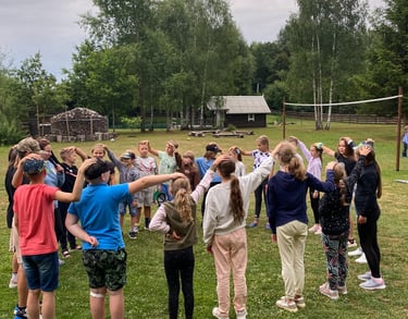 žaidimai vaikų vasaros stovykloje