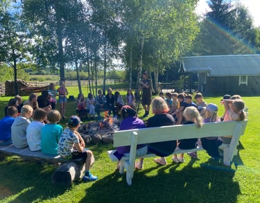 vaikai aplink laužą