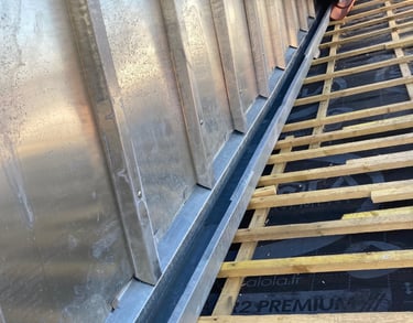 façade de chien assis en bac à tasseau en zinc - étanchéité