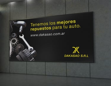 Anuncio de repuestos para automóviles Dakasao en una valla publicitaria que muestra engranajes