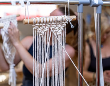 Mujeres tejiendo Macramé en grupo usando soportes