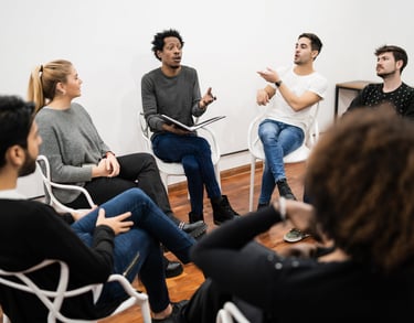 Circulo de personas en un club de lectura