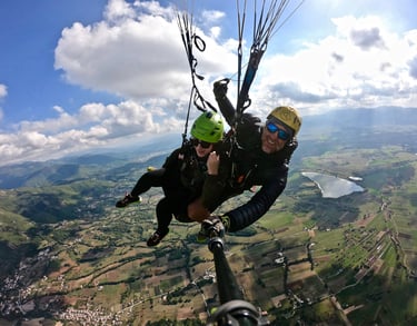 Volo in parapendio biposto sopra la Valle Reatina, esperienza outdoor vicino a Rieti con panorama naturale dall’alto