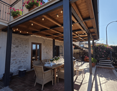 Area pranzo all’aperto coperta di Volo Libero Guest House, spazio conviviale immerso nella natura della Valle Reatina