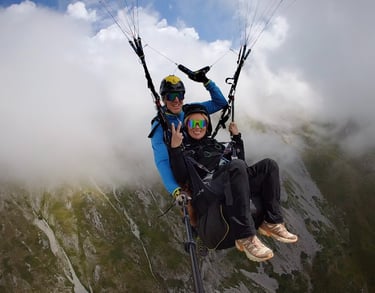 Volo in parapendio biposto sopra le montagne e il lago della Valle Reatina, esperienza outdoor vicino a Rieti