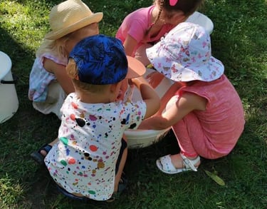 Vaikai žaidžia lauke - Klaipėdos Valdorfo darželis