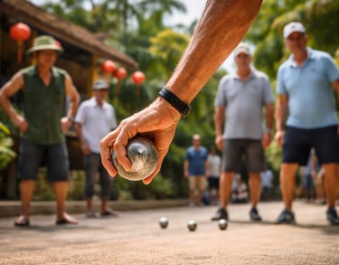 un homme tient une boule de pétanque dans la main