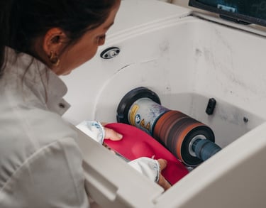 Podologue réalisant une semelle orthopédique sur mesure.