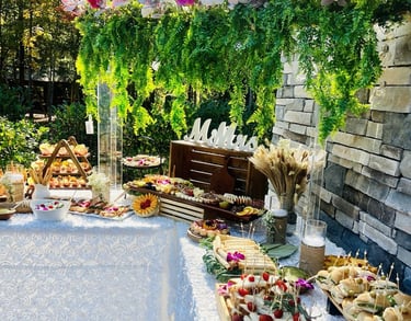 mesa exterior en verano con deliciosos piqueos