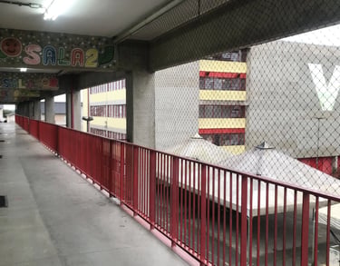 Instalação profissional de redes de proteção em janelas de salas de aula de escola
