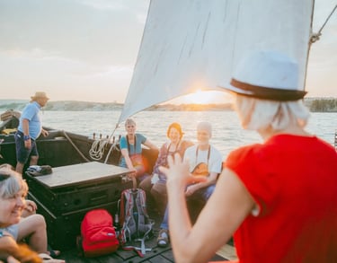 Ekskursiją kurėne "Kuršis" veda Sofija ir Aurelijus