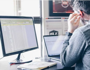 Un auxiliar de soporte técnico de ARGOTECH en acción