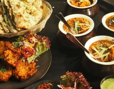 table de restaurant avec naan et condiments