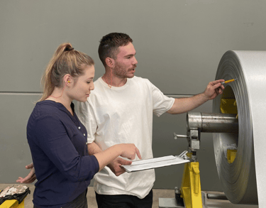 narieli e bruno analisando uma bobina de galvalume ou aluzinco