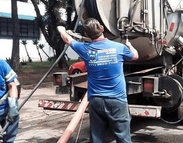 serviço de limpeza de fossa com sucção e caminhão