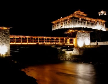 night-photography-with-cantillever-brdige-rinpung-dzong-fortress-national-museum-in-paro-valley