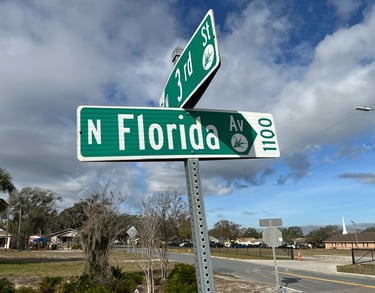 a street sign that says n floride street