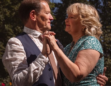 Photo d'un couple qui danse lors d'un mariage