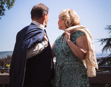 Photo d'un couple de jeunes mariés dans un parc romantique