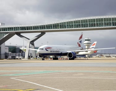 Flugzeug vor dem Terminal von Gatwick