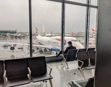 British Airways Flugzeug vor einem Terminal