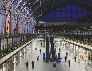 Bahnhof London St Pancras, Passage mit Rolltreppe