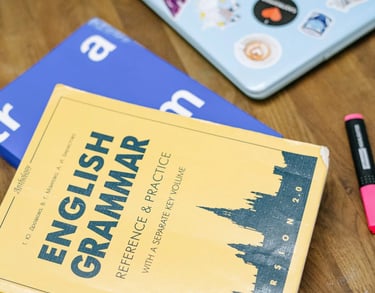 Englischbücher und ein Laptop auf einem Tisch