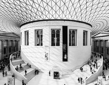 Foyer des British Museums, weiß gehaltener tempelartiger Bau mit einer breiten Treppe