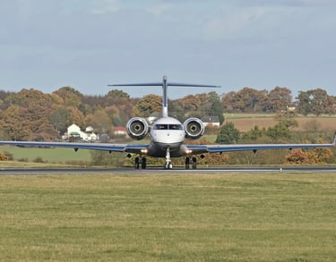 Flugzeug auf einer Landebahn