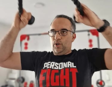 Treino de força com o personal trainer coordenando o exercicio