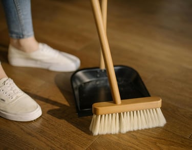 Rangement et organisation d’un placard dans une chambre principale.