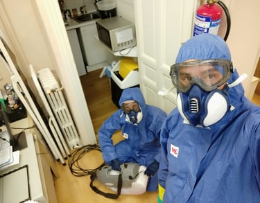 personas con traje antibacterias