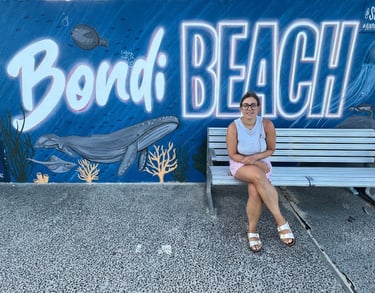 Erica di fronte al murale di Bondi Beach, spiaggia gratis a Sydney