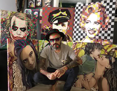 Sérgio Astral com seus quadros personalizados.