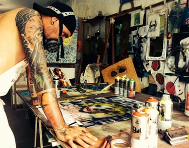Sérgio Astral em meio às suas obras de arte.