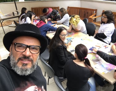 Sala de artes plásticas equipada com materiais para pintura e desenho.