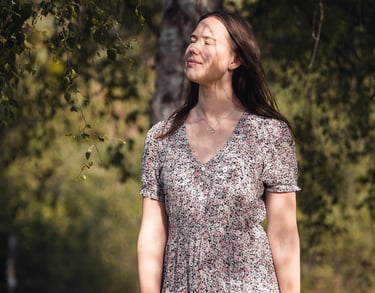 Pia von Personal Wishes genießt im Blumenkleid mit geschlossenen Augen die Musik. Foto: Joel Pingel.