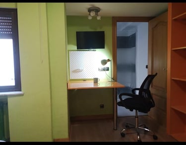 Habitación con televisión y escritorio