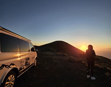 Paisaje del Teide visto desde furgoneta camper en Tenerife