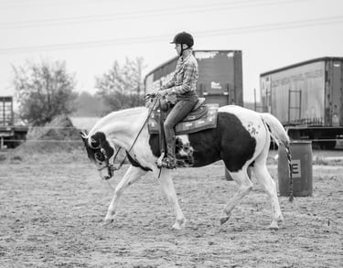 cowgirl die op haar paard rijdt