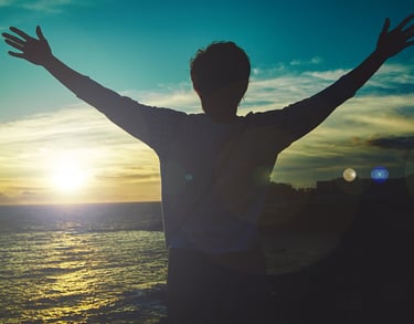 homme levant les bras face au soleil. nouveau depart grace a la therapie breve