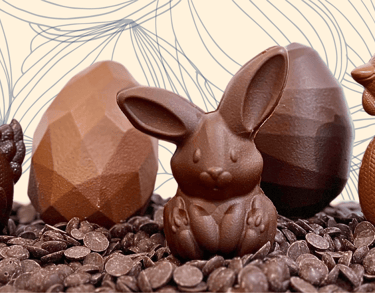 chocolats de pâques comprenant des poules chocolatés un lapin et des oeufs de pâques