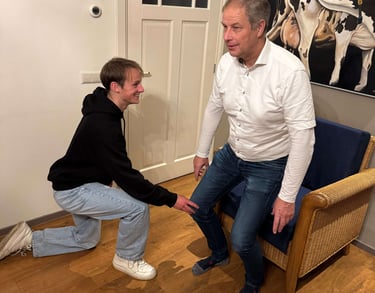 Jens Boogaard aan het behandelen in de praktijk van Fysio Performance Texel.