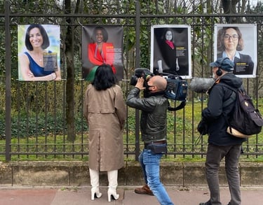 Anais Ricard devant son portrait de Femme influente et remarquable de la ville de Toulouse