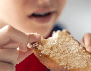 Barn med cøliaki som holder glutenfritt brød