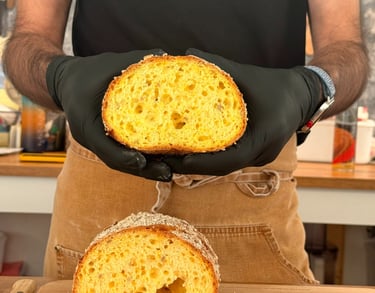 Glutenfritt brød i hendene på kokken vår